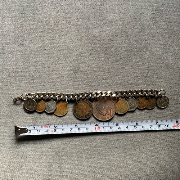 Vintage international coin charm bracelet - Picture 5 of 7